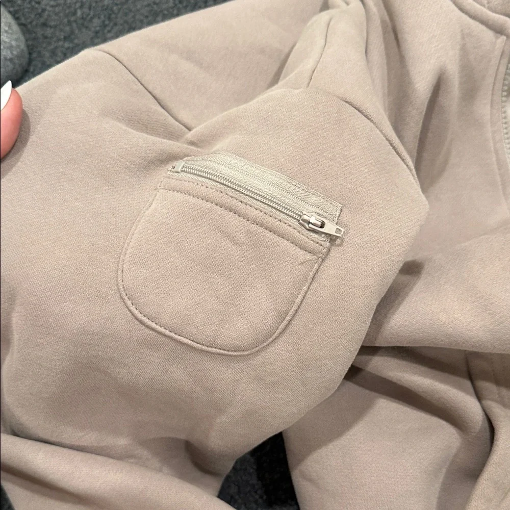 COMFRT ZIP UP HOODIE- Quality, thick material, soft - Picture 5 of 6